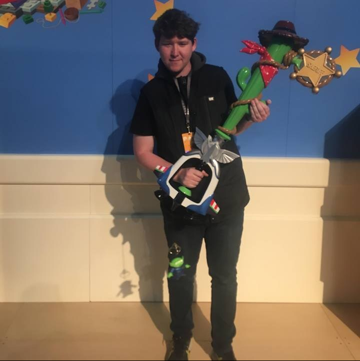 Kye King holding toystory keyblade @ PAXaus 2018